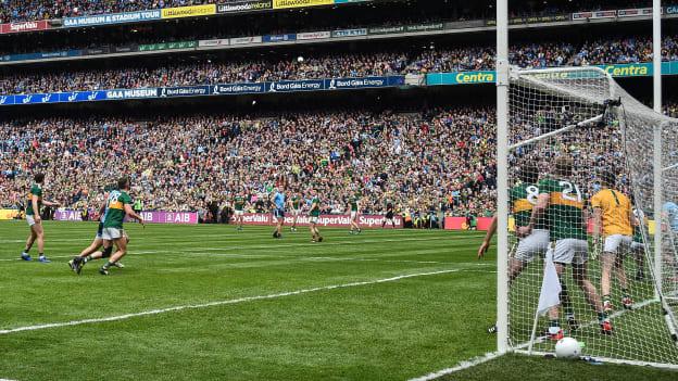 Tommy Walsh prepares to lift David Moran into the air if required to catch Dean Rock's injury-time free in the All-Ireland SFC Final. 
