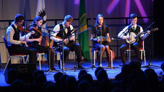 Féile mhór Scór amach romhainn ar 11 Bealtaine