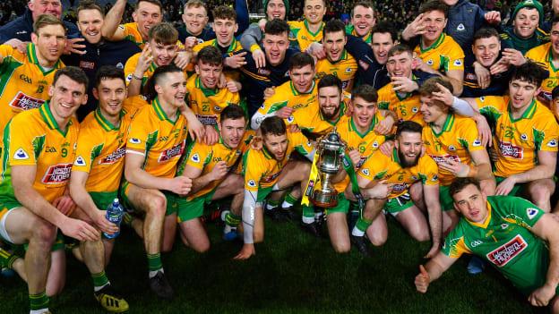 Peileadóirí Chora Finne ag ceiliúradh tar éis a mbua ar Chill Chua i gCluiche Ceannais Club na hÉireann i 2020