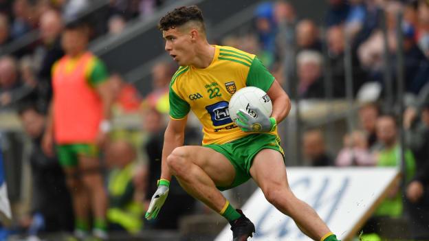 Ódhran Mac Phaidín Ó Fearraigh agus an liathróid ina sheilbh aige