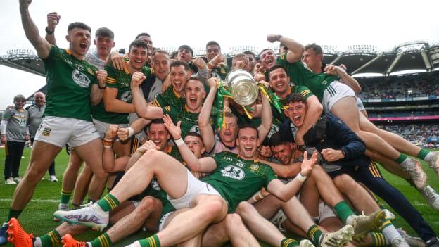 Foireann bhuacach Chraobh Chorn Tailteann na Mí ag ceiliúradh a mbua i bPáirc an Chrócaigh níos túisce sa bhliain