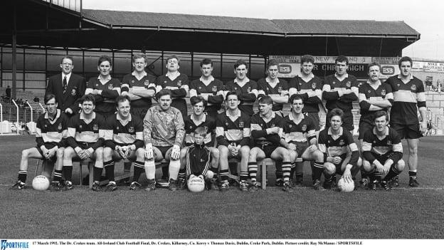 Muintir Na Crócaigh Chill Áirne i 1992 roimh Cluiche Ceannais Craobhchomórtas na gClubanna i 1992, le Colm Cooper ina measc mar 'mascot' don lá
