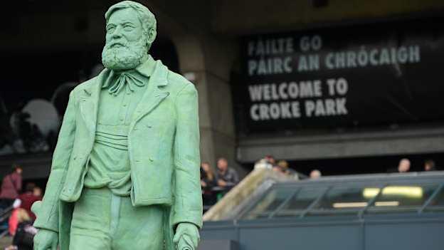 Dealbh Mhichil Uí Chíosóig atá le feiceáil taobh amuigh de Mhúsaem Chumann Lúthchleas Gael