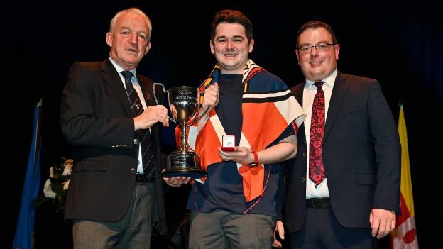 Buaiteoir na hAithriseoireachta, Dónal Morgan ó CLG Charraig an Chropáin, Ard Mhacha, in éineacht le hUachtarán Chomhairle Chonnacht, Seán Ó Murchú agus Cathaoirleach Choiste Náisiúnta Scór, Tomás Ó Muirí