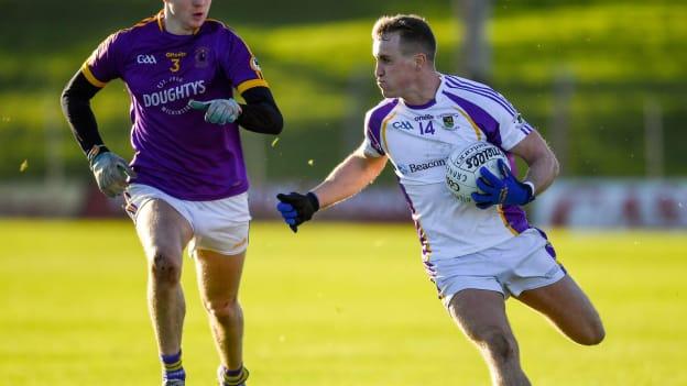 Adam O'Neill, Bhulf Tón, ag cur brú ar Shane Cunningham, Cill Mochuda Na Crócaigh, nuair a d'imir na foirne in aghaidh a chéile i gCraobh Laighean i 2021
