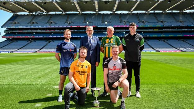 Uachtarán Chumann Lúthchleas Gael, Labhrás Mac Carthaigh, in éineacht le hionadaithe ó chuid de na clubanna a bheidh ag glacadh páirte i gComórtas Peile na Gaeltachta ar an deireadh seachtaine