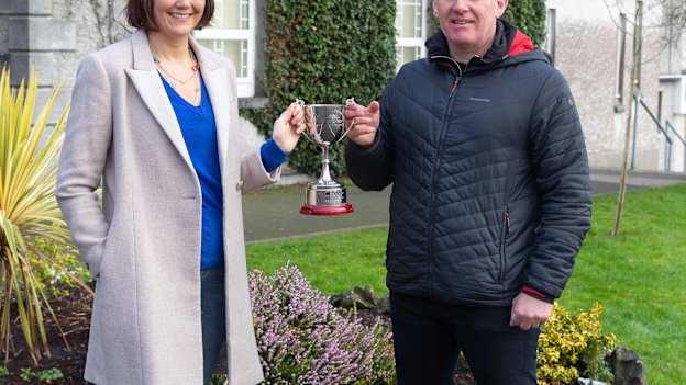 Gráinne McElwain leis an iarpheileadóir de chuid na Gaillimhe, Seán Óg de Paor, le Corn Canon Oliver Hughes.