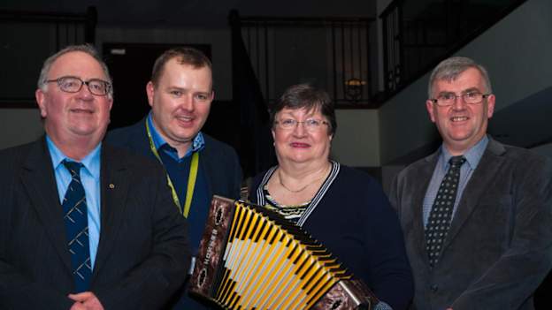 Liam Ó Laochdha, Piaras Ó Raghallaigh, Siobhán Ní Chuana agus Aodán Ó Braonáin ag Babhtaí Ceannais Scór Sinsir na hÉireann thiar i 2015