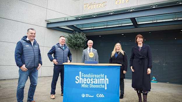 Cumann Naomh Anna ag glacadh lena mbonn óir de chuid Fhondúireacht Sheosaimh Mhic Dhonncha