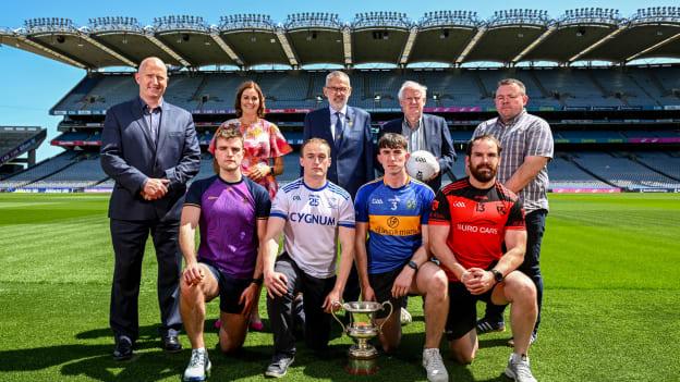 Ceannasaí Spóirt TG4 Rónán Ó Coisdealbha, Sarán Ó Fionnagáin, Bhulf Tón, An Mhí, Cathaoirleach Choiste Náisiúnta Gaeilge CLG Gráinne McElwain, Damien Ó hÚrdail, Cill na Martra, Corcaigh, Uachtarán Chumann Lúthchleas Gael, Labhrás Mac Carthaigh, Oisín Ó Dúnaigh, An Rinn, Port Láirge, Cathaoirleach Chomórtas Peile na Gaeltachta, Seán Ó hEarcáin, Cian Ó Duinnín, Béal Átha an Ghaorthaidh, Corcaigh, agus Paddy Ó Gríofa, RTÉ Raidió na Gaeltachta, le linn Sheoladh Náisiúnta Chomórtas Peile na Gaeltachta i bPáirc an Chrócaigh inniu.