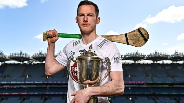 Cúlaí clúiteach Chill Dara, Niall Ó Muineacháin, ag seoladh Chraobhchomórtais Choirn Sheosaimh Mhic Dhonncha, Chriostóir Uí Rinn, Niocláis Mhic Riocaird agus Labhraí Uí Mheachair i bPáirc an Chrócaigh inné. 