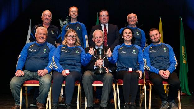 Buaiteoirí an Nuachlis, CLG Eiméid Charn an Bhua, Cill Mhantáin,  in éineacht le hUachtarán Chomhairle Chonnacht, Seán Ó Murchú agus Cathaoirleach Choiste Náisiúnta Scór, Tomás Ó Muirí