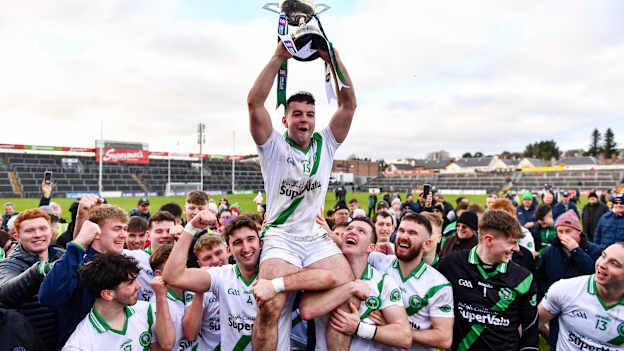 Deasún Ó Conghaile, Maigh Cuilinn, le Corn Shane McGettigan tar éis dá fhoireann an ceann is fearr a fháil ar Thuar Loistreáin i gCluiche Ceannais Sinsear Chonnacht i 2022