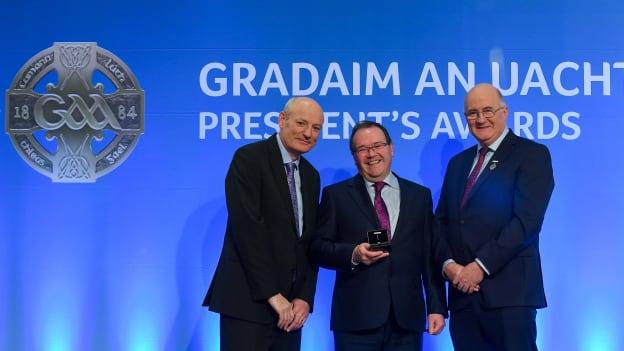 Ciarán Ó Feinneadha ag glacadh le Gradam an Uachtaráin mar aitheantas ar an obair mhór a rinne sé le linn a shaoil chun an Ghaeilge a chur chun cinn sa Chumann
