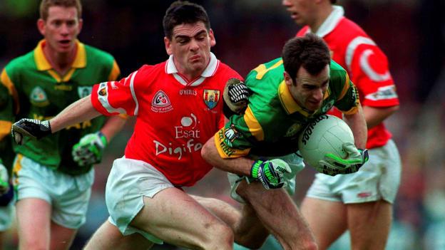Hank Traynor, An Mhí, á chur faoi bhrú ag Micheál Ó Cróinín, Corcaigh i gCluiche Ceannais Peile 1999