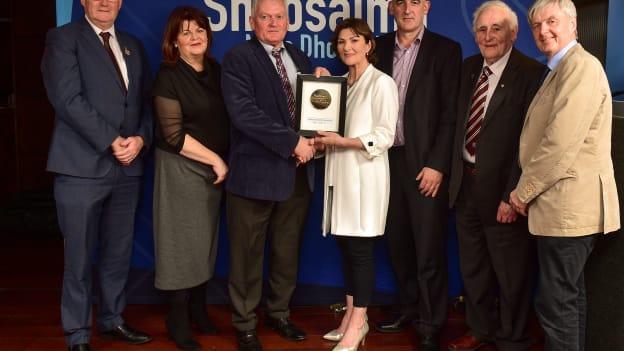 An Bonn Óir de Fhondúireacht Sheosaimh Mhic Dhonncha Bainte Amach ag CLG Bhaile an Dóirín - Club Sheosaimh Mhic Dhonncha