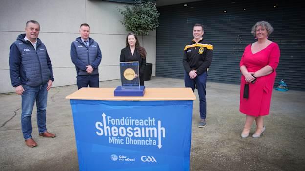 CLG Naomh Éanna ag glacadh lena mbonn óir