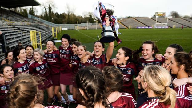 Foireann camógaíochta Shleacht Néill tar éis dóibh Cluiche Ceannais na hÉireann a bhuachan i 2018