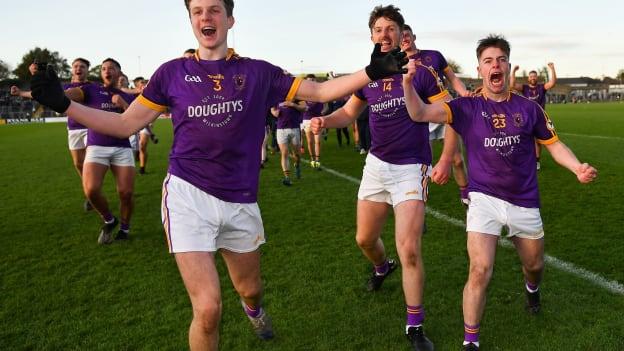 Adam O’Neill, Cian O’Neill agus Gearóid O’Brien ag ceiliúradh tar éis do Bhulf Tón an ceann is fearr a fháil ar Naomh Peadar, Dún Búinne, i gCluiche Ceannais Chraobh na Mí i bPáirc Tailteann i 2021