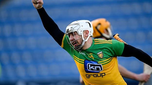 Davin Flynn tar éis dó cúl a aimsiú do Dhún na nGall in aghaidh Mhaigh Eo i gCluiche Ceannais Chorn Nickey Rackard