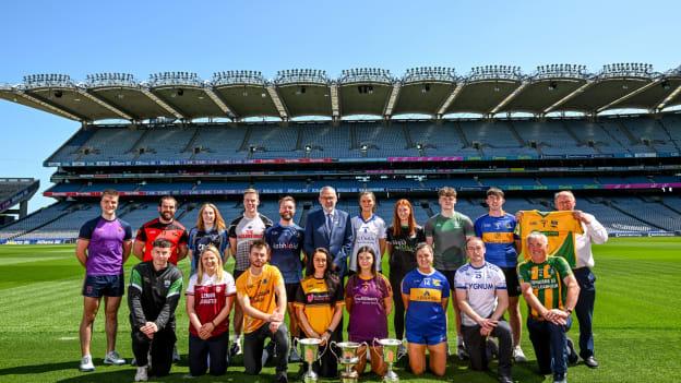 Uachtarán Chumann Lúthchleas Gael, Labhrás Mac Carthaigh, in éineacht le cuid de na clubanna a bheidh páirteach i gComórtas Peile na Gaeltachta sna Méilte an tseachtain seo chugainn