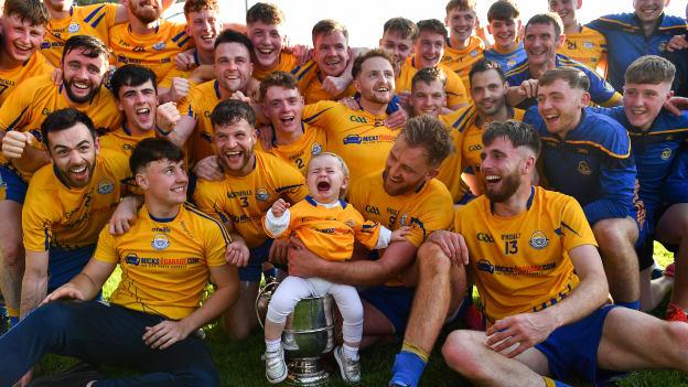 Éila Kilcoyne, 1, ag ceiliúradh le Peileadóirí an Chnoic Mhóir tar éis dóibh Craobh Shinsir Mhaigh Eo a bhuachan 