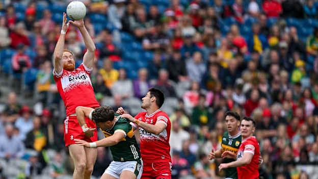 Conor Glass of Derry catches a kickout ahead of teammate Christopher McKaigue and David Clifford of Kerry during the 2024 GAA Football All-Ireland Senior Championship quarter-final match between Kerry and Derry at Croke Park in Dublin. Photo by Brendan Moran/Sportsfile.
