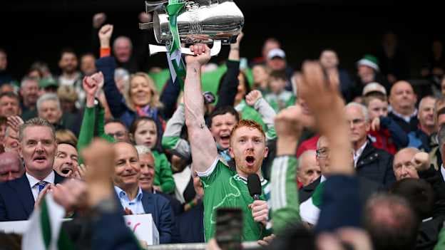 Corn Mhichíl Uí Mhaca á ardú ag captaen buacach Luimnigh, Cian Lynch, tar éis dá fhoireann an ceann is fearr a fháil ar Chorcaigh i gCluiche Ceannais Iomána na Mumhan Dé Domhnaigh