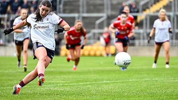 Róisín Leonard of Galway scores her side's first goal, a penalty, during the TG4 All-Ireland Ladies Football Senior Championship semi-final match between Cork and Galway at Glenisk O’Connor Park in Tullamore, Offaly. Photo by Piaras Ó Mídheach/Sportsfile.