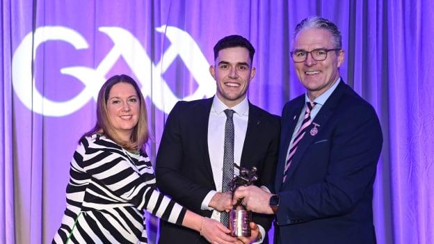 AIB GAA Club Hurler of the Year Paddy Deegan, centre, receives his award from AIB Head of Marketing Engagement Nuala Kroondijk and Uachtarán Chumann Lúthchleas Gael Jarlath Burns. Photo by Sam Barnes/Sportsfile