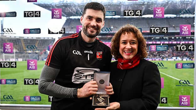 Ballygunner goalkeeper Stephen O'Keeffe receives the Player of the Match Award from Elaine Purcell, representing AIB, after the AIB GAA Hurling Senior Club Championship final match between Ballygunner of Waterford and Loughrea of Galway at Croke Park in Dublin. Photo by Piaras Ó Mídheach/Sportsfile.