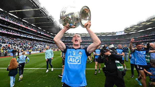 Brian Fenton le Corn Shomhairle Mhig Uidhir tar éis do pheileadóirí Átha Cliath Craobh na hÉireann a bhuachan i 2023