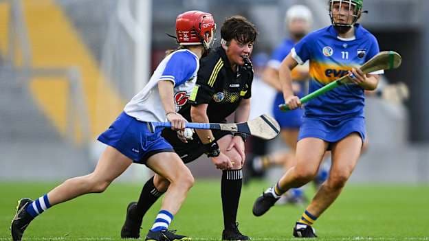 Referee Liz Dempsey looks on as Lorraine Bray of Waterford is tracked by Róisín Howard of Tipperary during the All-Ireland Senior Camogie Championship Quarter-Final match between Tipperary and Waterford at Páirc Uí Chaoimh in Cork. Photo by Piaras Ó Mídheach/Sportsfile.
