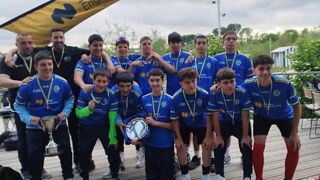 Pictured are the players and coaches from the Estrela Vermelha (Galicia) team that were triumphant in the 2025 European Youth Féile. 