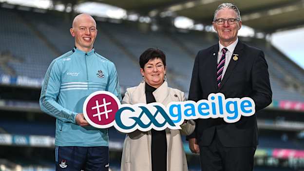 Ambasadóir Gaeilge CLG, Fergal Whitely, i gcuideachta Chathaoirleach Choiste Náisiúnta Gaeilge CLG, Áine Uí Choinn, agus Uachtarán CLG, Iarlaith Ó Broin