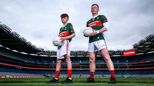 Pictured is Tyler Barden and Ryan O’Donoghue, Mayo footballer, in Croke Park at SuperValu’s launch of the Senior Football Championship.SuperValu has launched the “real nourishment” campaign to improve nutrition confidence. New research conducted by SuperValu shows Irish parents with children involved in sport and over 400 intercounty GAA players highlights that sourcing trusted information on nutritional support for performance is a shared challenge across all levels.