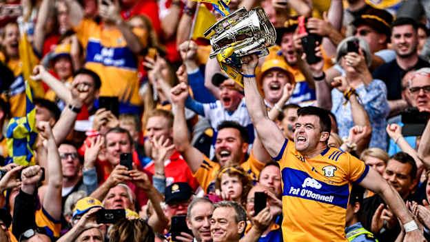 Clare captain Tony Kelly lifts the Liam MacCarthy Cup. Photo by Piaras Ó Mídheach/Sportsfile
