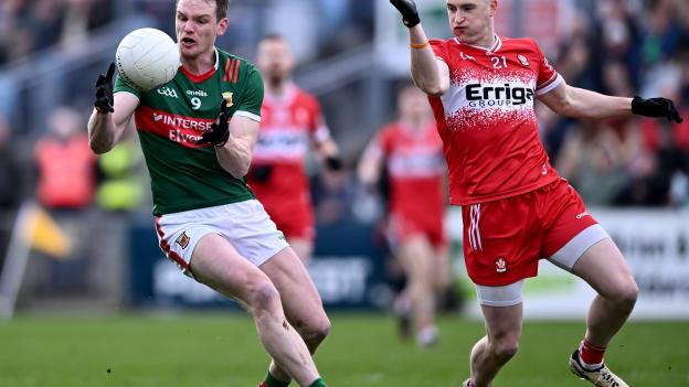 Mattie Ruane, Mayo, and Gareth McKinless, Derry, in Allianz Football League action. Photo by Piaras Ó Mídheach/Sportsfile