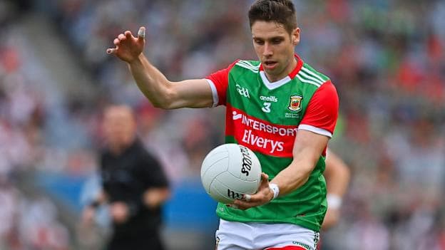 Lee Keegan i seilbh na liathróide do Mhaigh Eo
