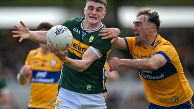 Sean O'Shea, Kerry, and Alan Sweeney, Clare, in Munster SFC Final action. Photo by Brendan Moran/Sportsfile
