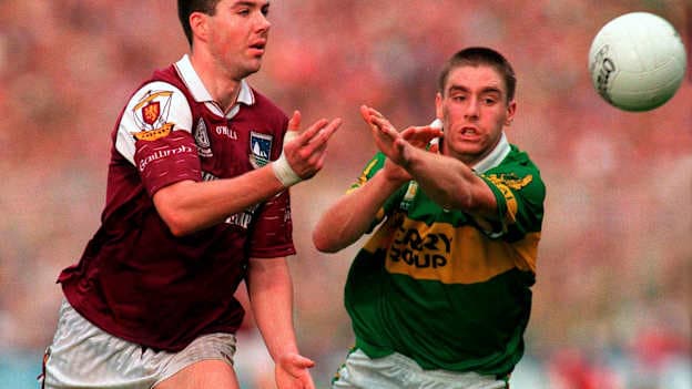 Seán Ó Domhnaill á chur faoi bhrú ag Darragh Ó Sé thiar sa bhliain 2000