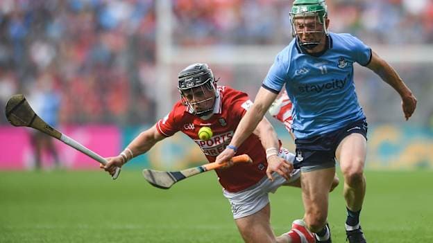 Fergal Whitely, Áth Cliath, i mbun a cheirdre in aghaidh Darragh Fitzgibbon, Corcaigh, i gCluiche Leathcheannais na hÉireann anuraidh