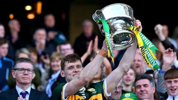 Gavin White le Corn Mhichíl Uí Mhuircheartaigh. An gcuirfear stop le sodar Chiarraí i Roinn 1 de Shraitheanna Peile Allianz i mbliana?