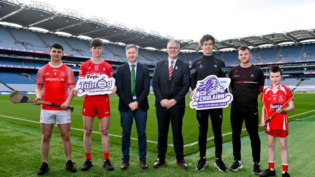 Uachtarán Chumann Lúthchleas Gael, Iarlaith Ó Broin, sa lár. Ó chlé Cormac Ludon, Cnoc Bhríde, Lú, Ruairí Ó Mianáin, Doire, Shane Flanagan, Stiúrthóir Cluichí agus Cóistseála CLG, Iománaí Shligigh, Tony O'Kelly-Lynch, Iománaí Lú Paddy Lynch agus iománaí óg de chuid Chnoc Bhríde, Lú, Cian Fehily, le linn sheoladh 'Táin Óg' agus 'Chú Chulainn i bPáirc an Chrócaigh. Grianghraf ó Ben McShane/Sportsfile