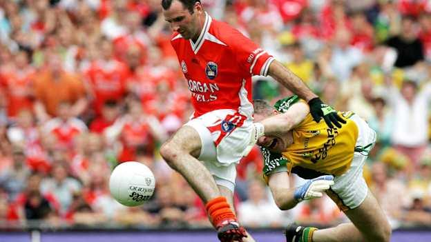 Steven McDonnell, Armagh, goes round Diarmuid Murphy, Kerry, for his side's 1st half goal in the 2006 Bank of Ireland All-Ireland Senior Football Championship Quarter-Final, Armagh v Kerry, Croke Park, Dublin. Picture credit; Oliver McVeigh / SPORTSFILE.