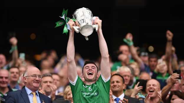 Declan Hannon ag ardú Chorn Liam Mhic Cárthaigh thar ceann Luimnigh i 2018