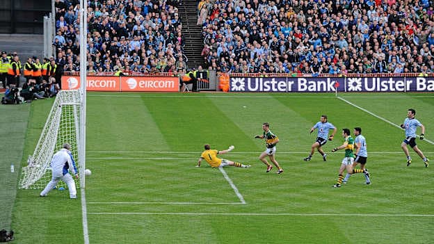 Kevin McManamon of Dublin shoots to score his side's goal past Kerry goalkeeper Brendan Kealy during the 2011 GAA Football All-Ireland Senior Championship Final, Kerry and Dublin at Croke Park in Dublin. Photo by Stephen McCarthy/Sportsfile.