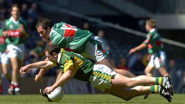 Séamus Moynihan, Ciarraí, agus Alan Dillon, Maigh Eo, ag iarraidh seilbh a fháil ar an liathróid