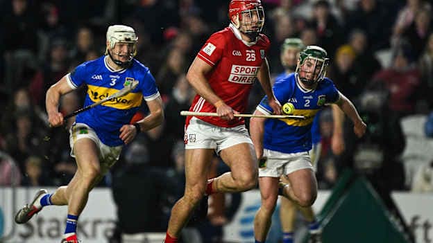 Déanann Brian Hayes ó Chorcaigh ar chúl na dTiobradach