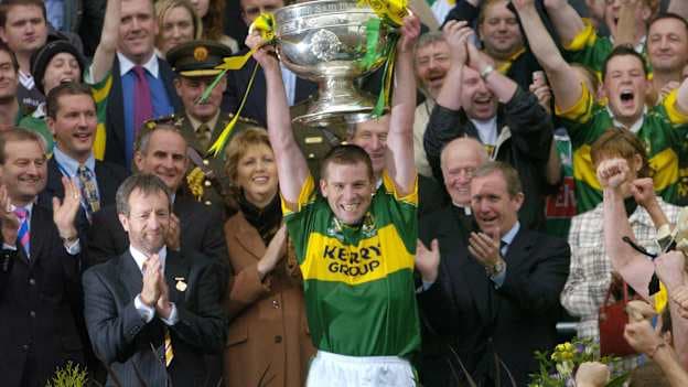 Captaen buacach Chiarraí, Dara Ó Cinnéide, tar éis dó Corn Shomhailre Mhig Uidhir a ardú do Chiarraí ar chéimeanna Ardán Uí Ógáin sa bhliain 2004